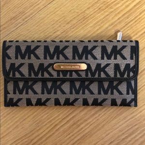 Great condition Black & Tan Micheal Kors Wallet